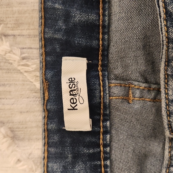 Light wash, distressed cropped Kensie jeans size 14! - Picture 2 of 9